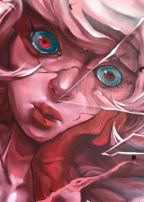 Mural urbano con retrato de hada fantástica entre cristales rotos