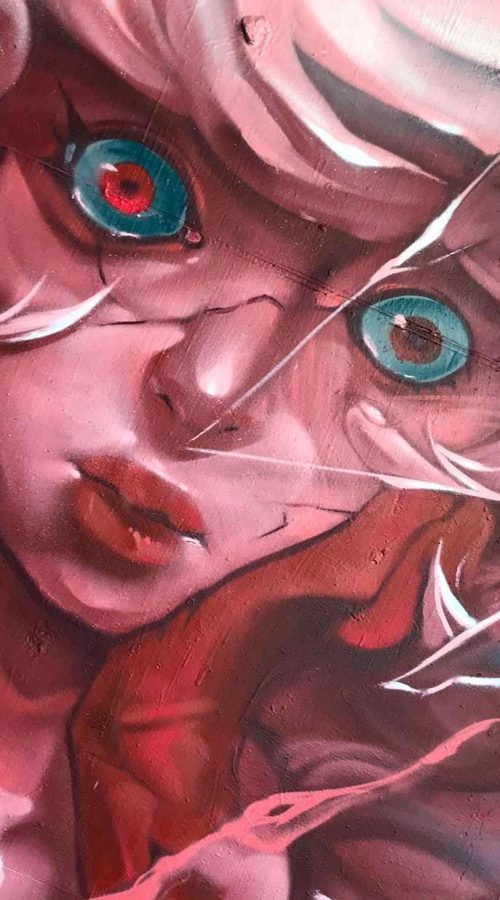 Mural urbano con retrato de hada fantástica entre cristales rotos