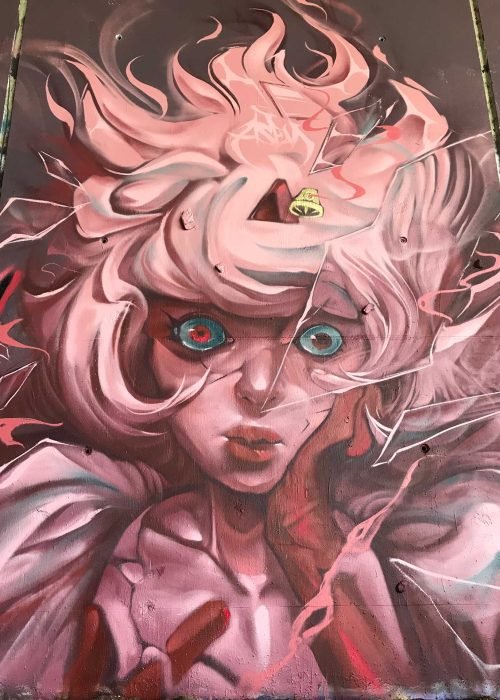 Mural urbano con retrato de hada fantástica entre cristales rotos