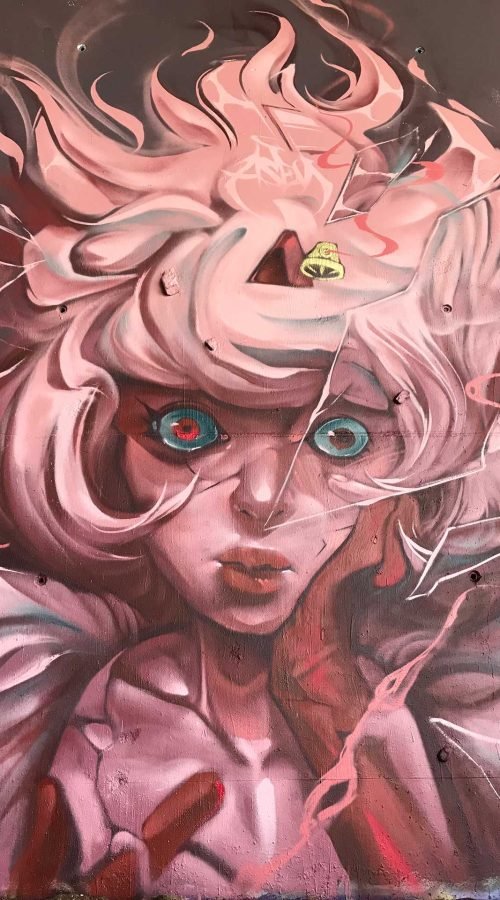 Mural urbano con retrato de hada fantástica entre cristales rotos