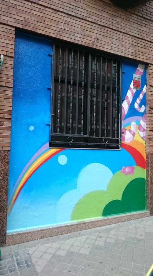 Mural infantil en guardería Nanos con globos, sol, campo y colores alegres