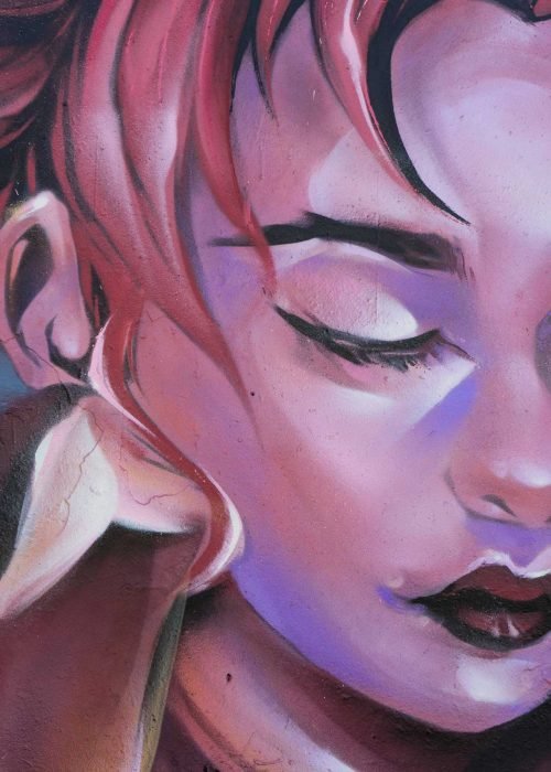 Graffiti hada con flores y cabello rosado