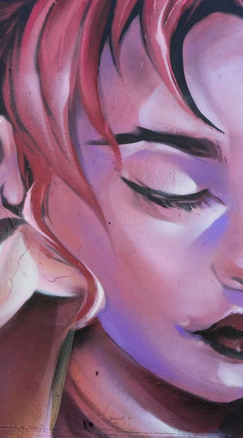 Graffiti hada con flores y cabello rosado