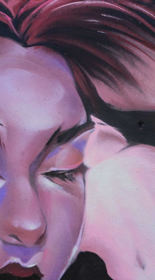 Graffiti hada con flores y cabello rosado