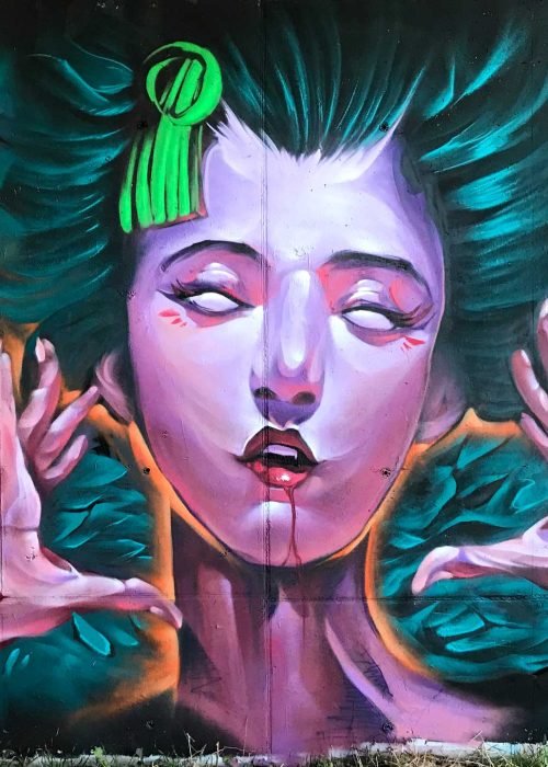 Mural urbano de una bruja realista con estilo ilustrativo y ambientación de Halloween