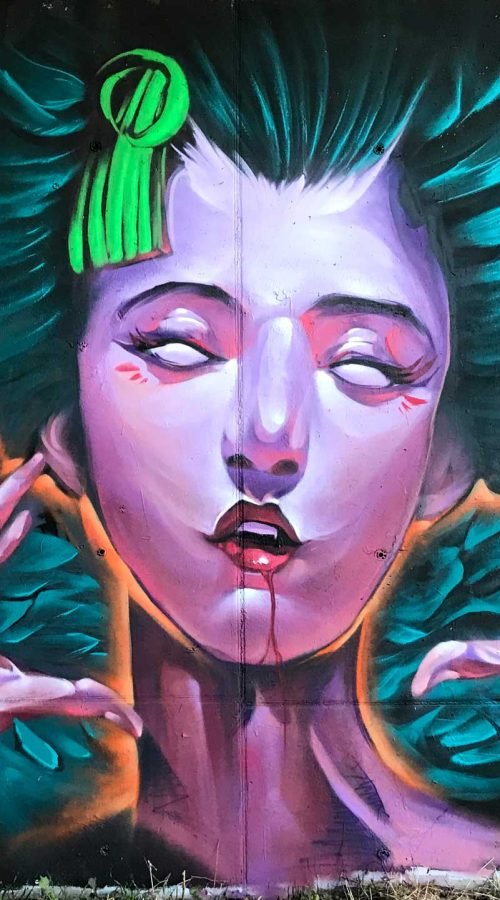 Mural urbano de una bruja realista con estilo ilustrativo y ambientación de Halloween