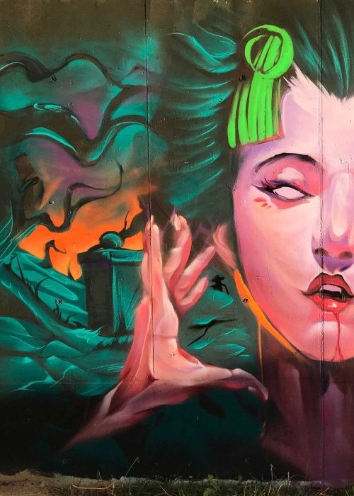 Mural urbano de una bruja realista con estilo ilustrativo y ambientación de Halloween