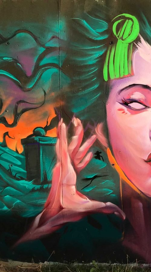 Mural urbano de una bruja realista con estilo ilustrativo y ambientación de Halloween