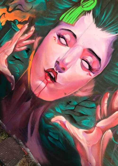 Mural urbano de una bruja realista con estilo ilustrativo y ambientación de Halloween