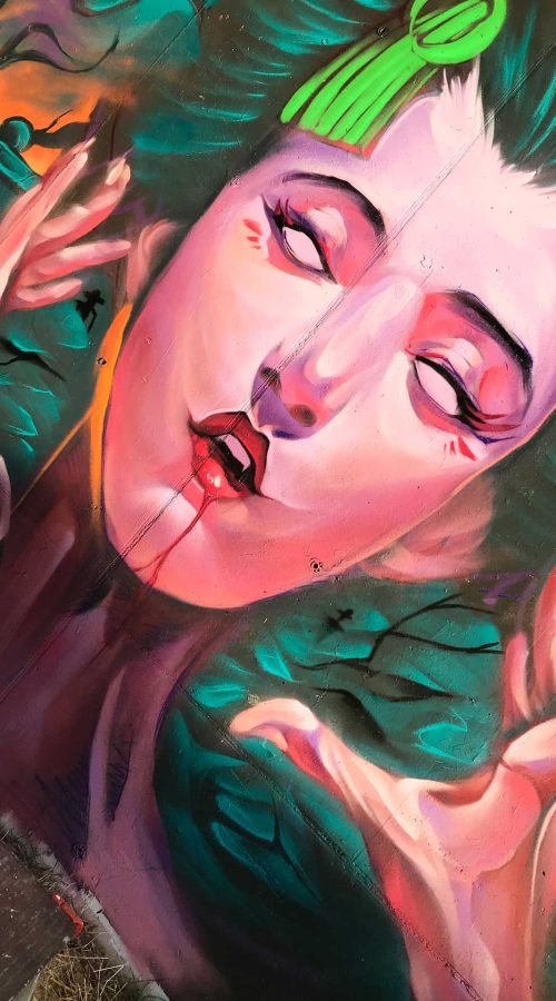 Mural urbano de una bruja realista con estilo ilustrativo y ambientación de Halloween