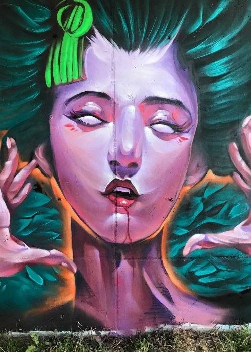 Mural urbano de una bruja realista con estilo ilustrativo y ambientación de Halloween