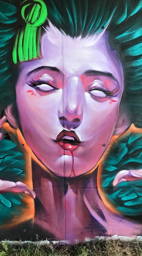 Mural urbano de una bruja realista con estilo ilustrativo y ambientación de Halloween