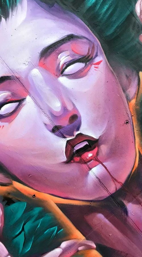 Mural urbano de una bruja realista con estilo ilustrativo y ambientación de Halloween