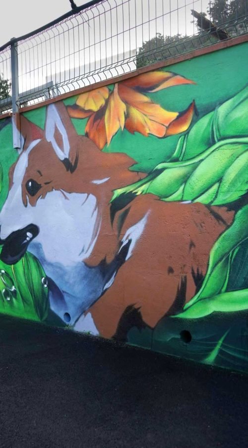 Vista general del mural exterior con animales y vegetación en el hotel de mascotas de Tenerife