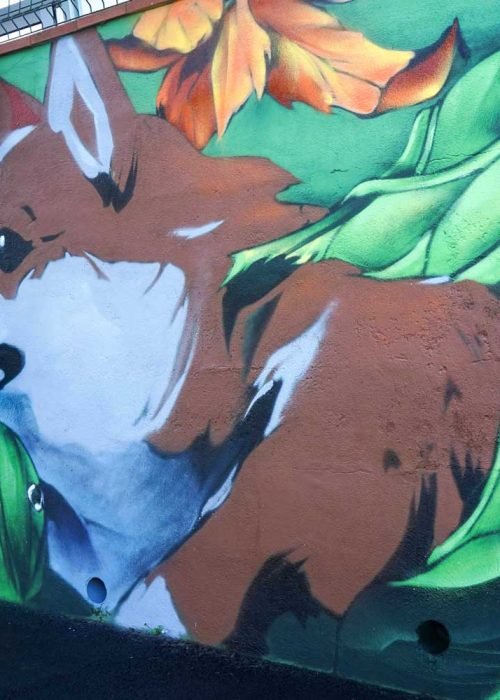 Graffiti con perro y vegetación en hotel de mascotas El Jardín de Tenerife