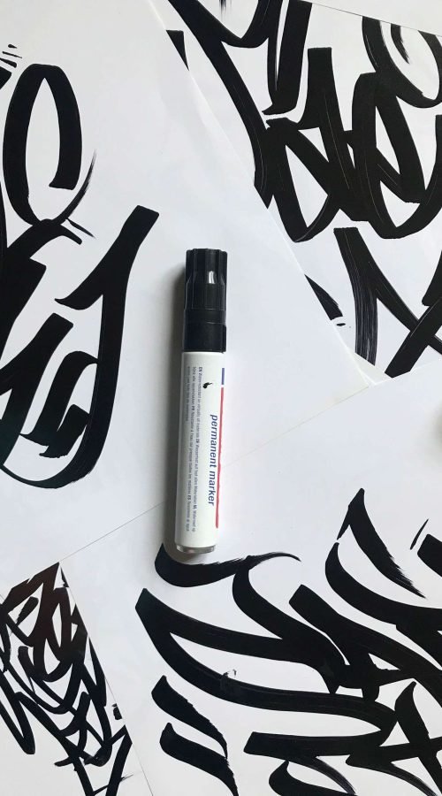 Tag graffiti artístico con trazo fluido y original