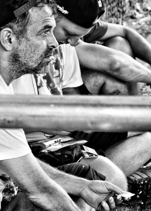 Graffiti artístico de barco y ciudad oscura en Dordrecht