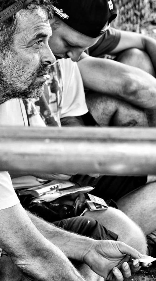 Graffiti artístico de barco y ciudad oscura en Dordrecht