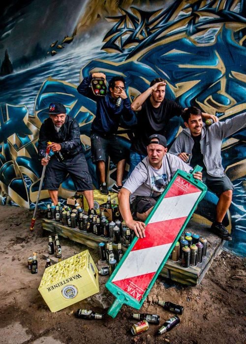 Graffiti artístico de barco y ciudad oscura en Dordrecht