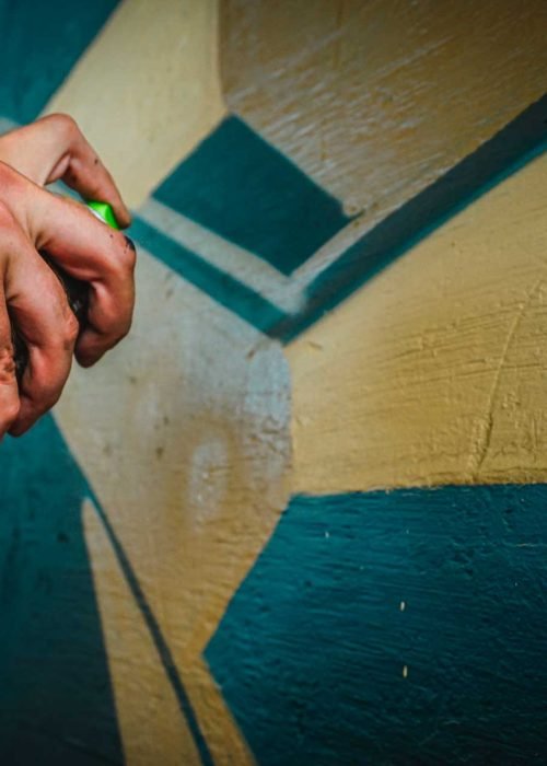 Graffiti artístico de barco y ciudad oscura en Dordrecht