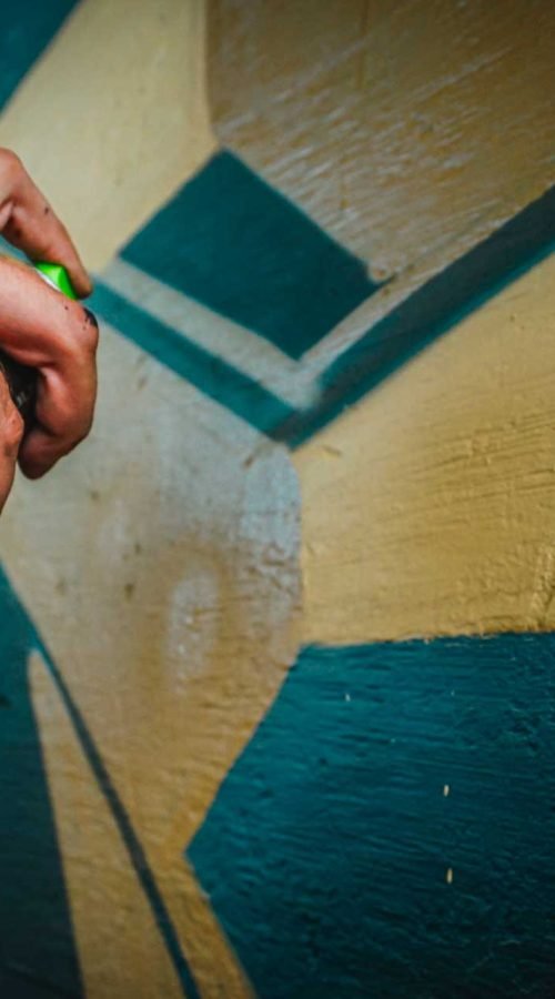 Graffiti artístico de barco y ciudad oscura en Dordrecht
