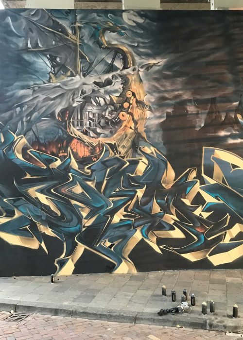 Graffiti artístico de barco y ciudad oscura en Dordrecht