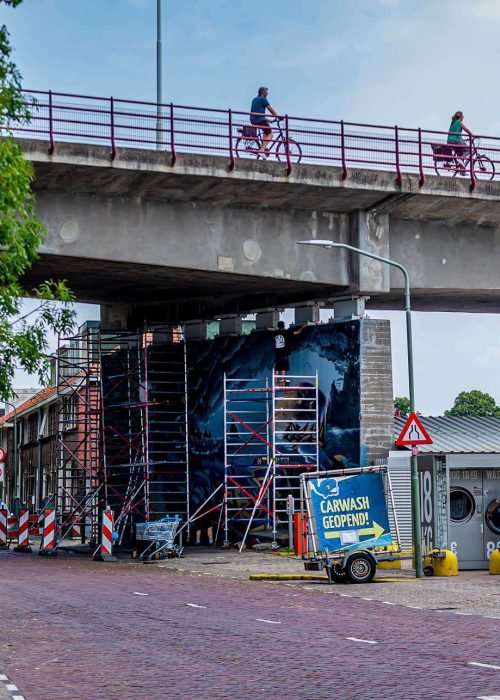 Graffiti artístico de barco y ciudad oscura en Dordrecht