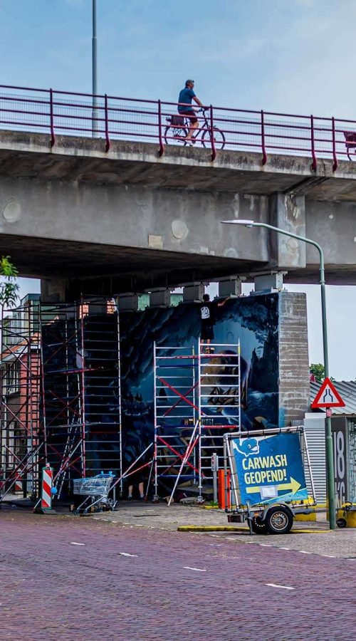 Graffiti artístico de barco y ciudad oscura en Dordrecht