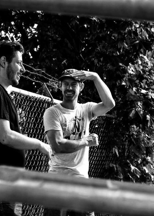 Graffiti artístico de barco y ciudad oscura en Dordrecht