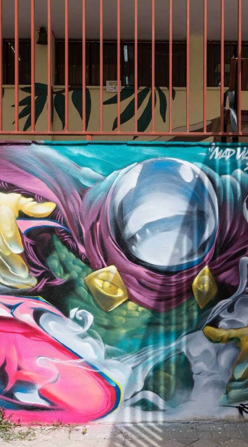 Graffiti de Misterio en mural urbano del centro comunitario Guatemala en Madrid