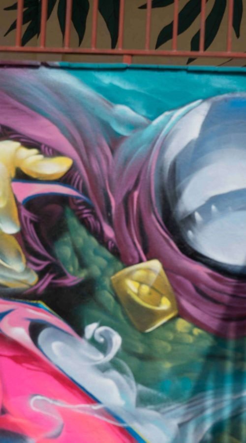 Graffiti de Misterio en mural urbano del centro comunitario Guatemala en Madrid