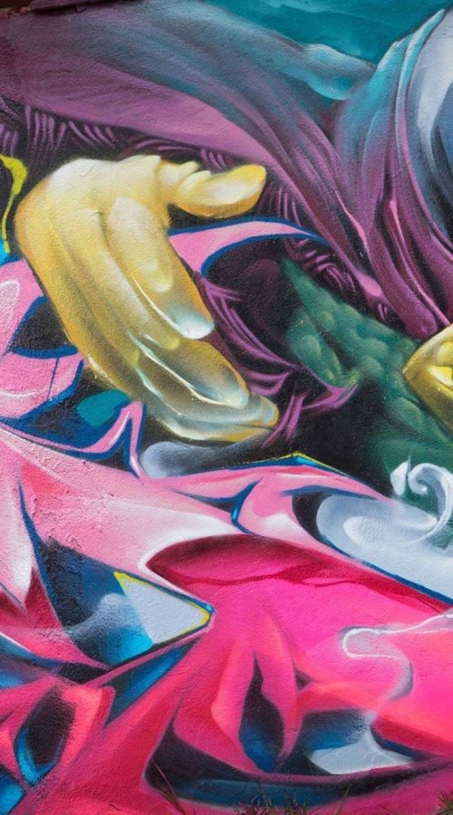 Graffiti de Misterio en mural urbano del centro comunitario Guatemala en Madrid