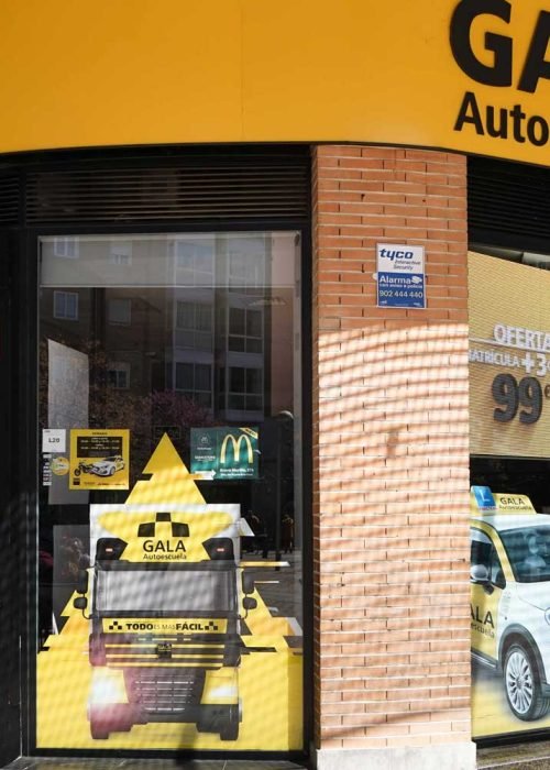 Moto deportiva amarilla y silueta urbana en mural para Gala Bravo Murillo, Madrid