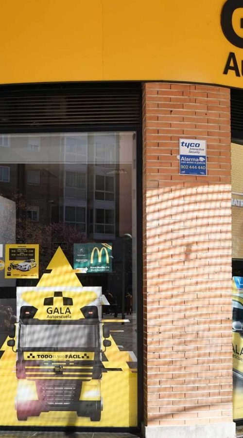 Moto deportiva amarilla y silueta urbana en mural para Gala Bravo Murillo, Madrid