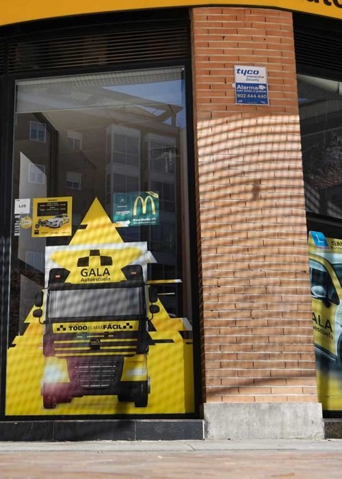 Moto deportiva amarilla y silueta urbana en mural para Gala Bravo Murillo, Madrid