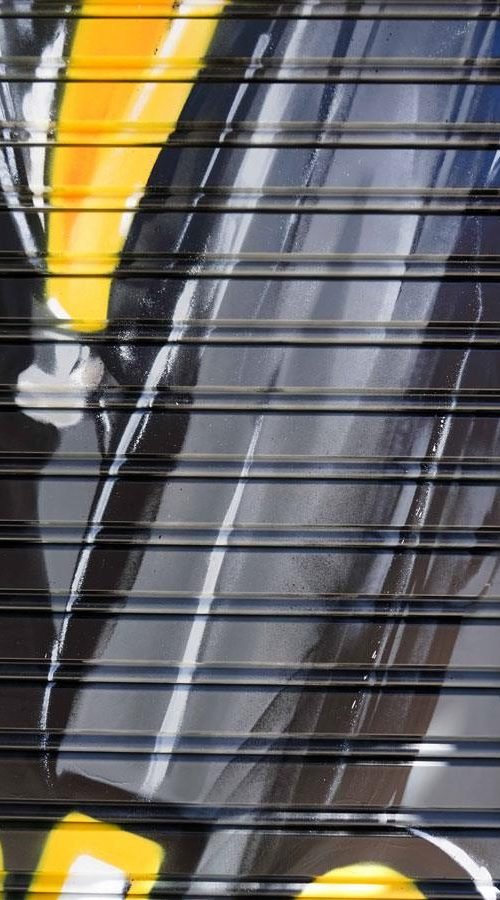 Moto deportiva amarilla y silueta urbana en mural para Gala Bravo Murillo, Madrid