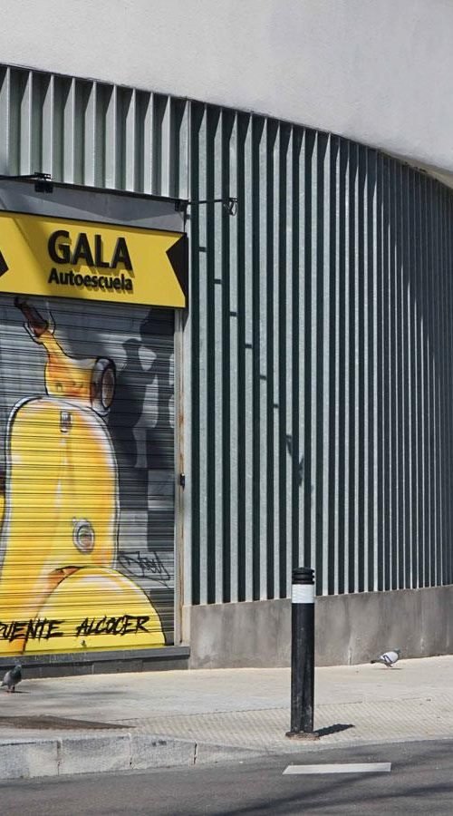 Mural Vespa amarilla Gala Puente Alcocer