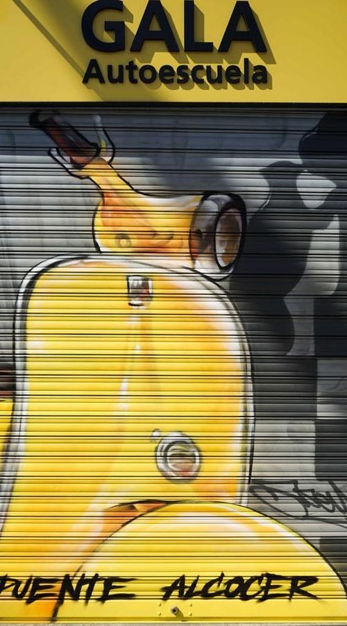 Mural Vespa amarilla Gala Puente Alcocer