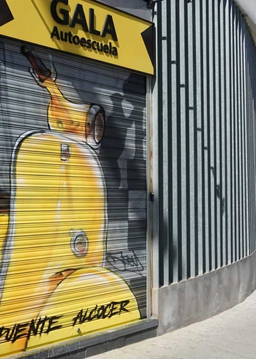 Mural Vespa amarilla Gala Puente Alcocer