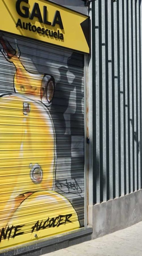 Mural Vespa amarilla Gala Puente Alcocer