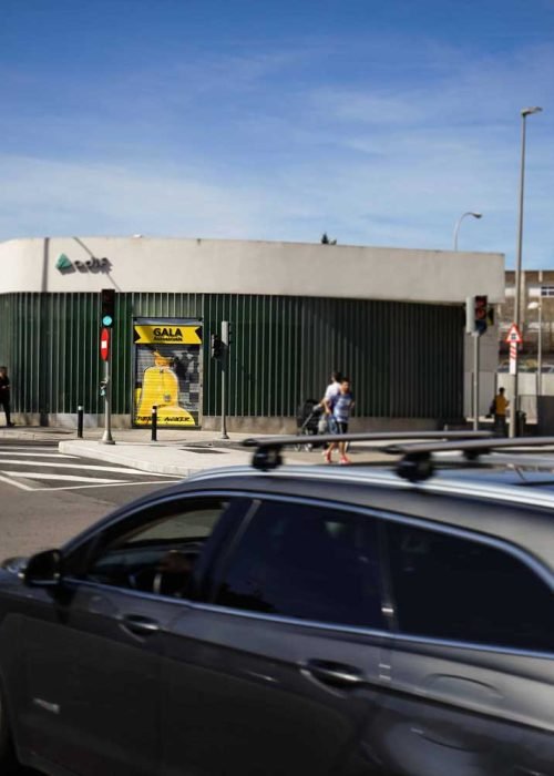 Mural Vespa amarilla Gala Puente Alcocer