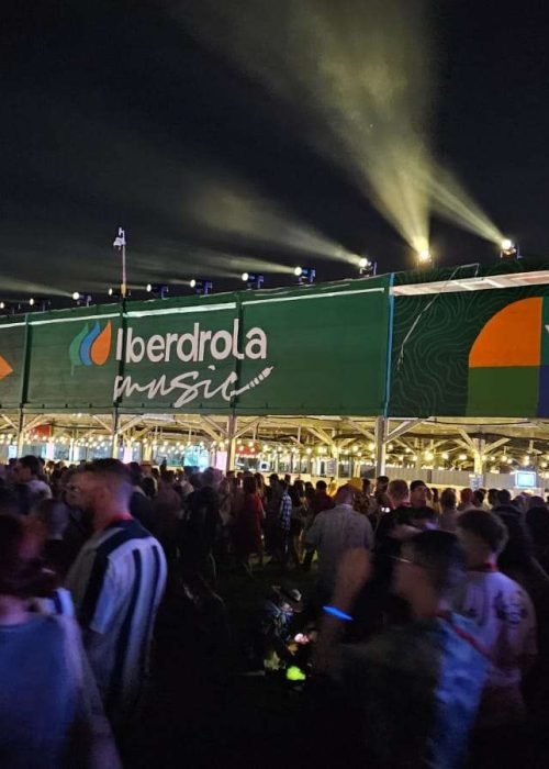 Fachada con mural artístico en zona VIP del festival Iberdrola Music en Madrid