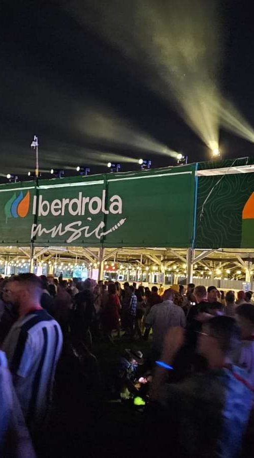 Fachada con mural artístico en zona VIP del festival Iberdrola Music en Madrid