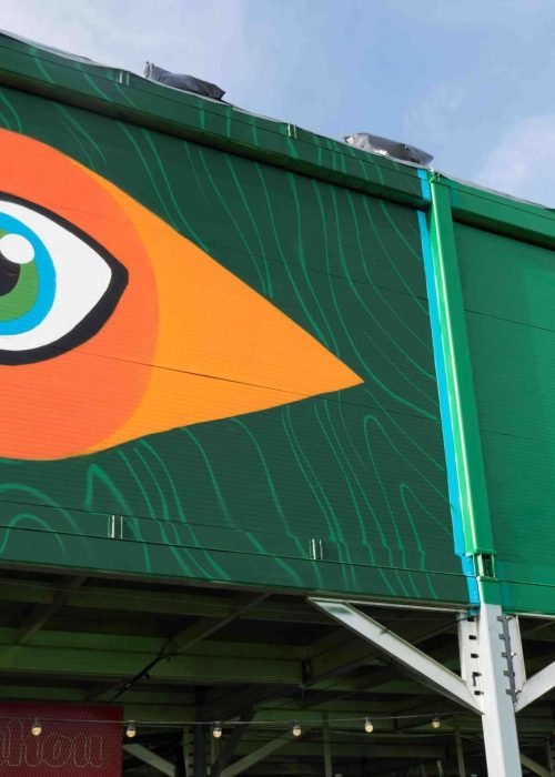 Fachada con mural artístico en zona VIP del festival Iberdrola Music en Madrid