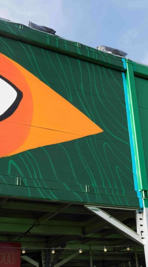 Fachada con mural artístico en zona VIP del festival Iberdrola Music en Madrid