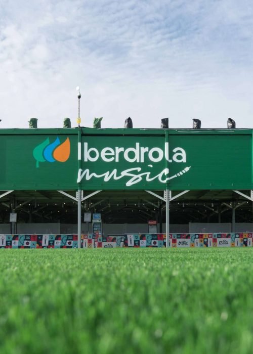 Fachada con mural artístico en zona VIP del festival Iberdrola Music en Madrid