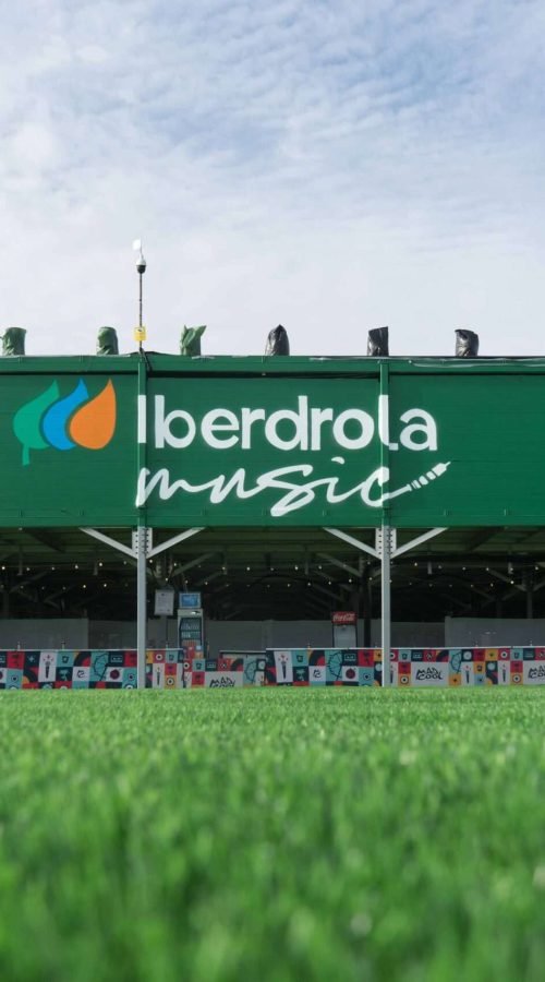 Fachada con mural artístico en zona VIP del festival Iberdrola Music en Madrid