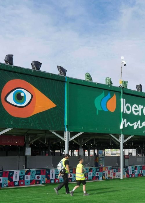 Fachada con mural artístico en zona VIP del festival Iberdrola Music en Madrid