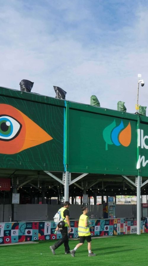 Fachada con mural artístico en zona VIP del festival Iberdrola Music en Madrid