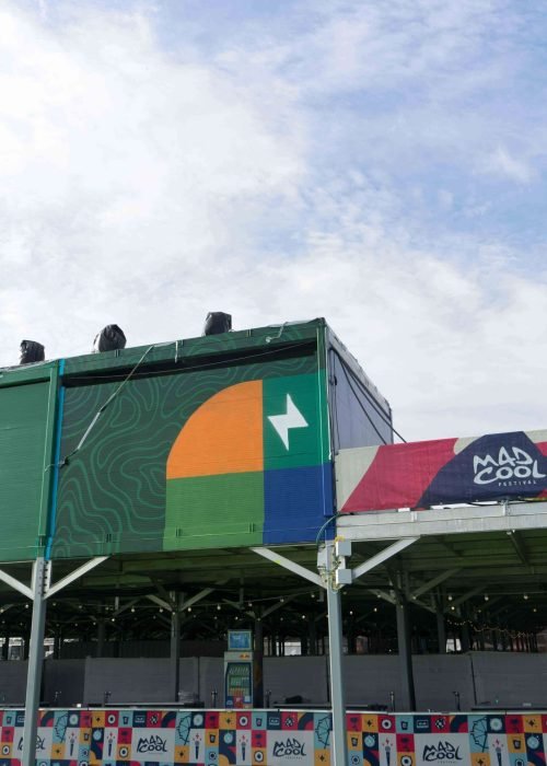 Fachada con mural artístico en zona VIP del festival Iberdrola Music en Madrid